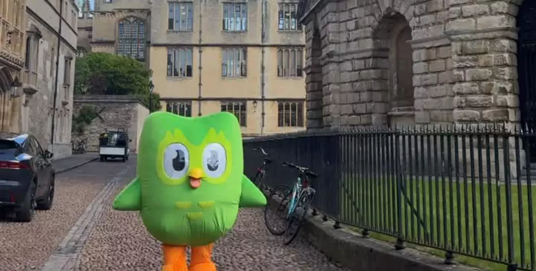 Duo the Owl beside Radcliffe Camera